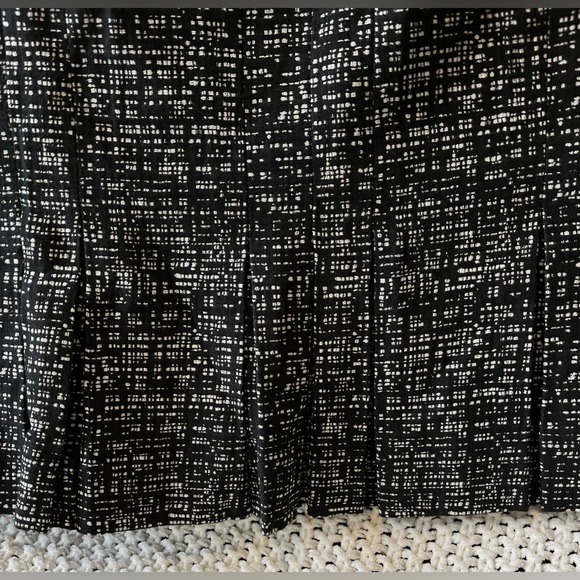 Anne Klein Women’s Black & White Tweed Pencil Skirt, Lined, Pleated Hem; Size 10 - Picture 4 of 7